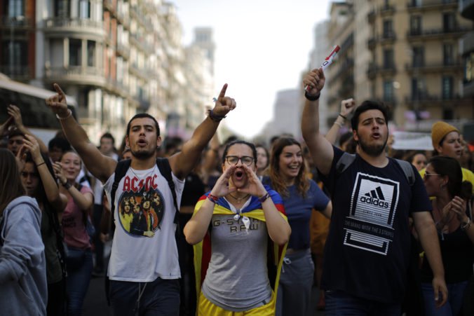 Video: Katalánski lídri sa dozvedeli svoje tresty, proti verdiktu protestovali stovky ľudí