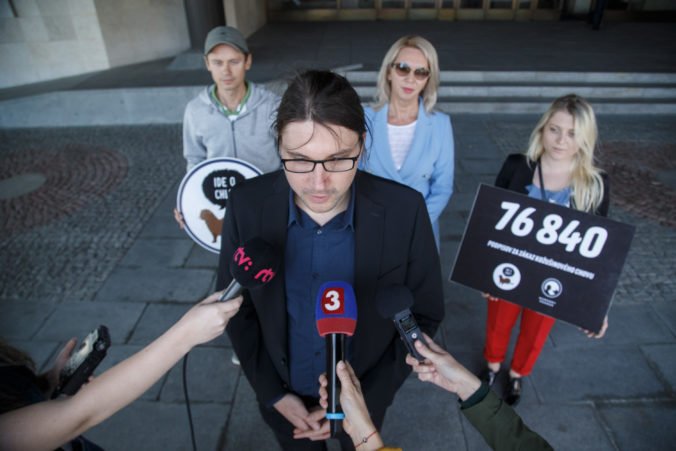 Aktivisti žiadajú zákaz kožušinového chovu na Slovensku, parlamentu odovzdali desaťtisíce podpisov