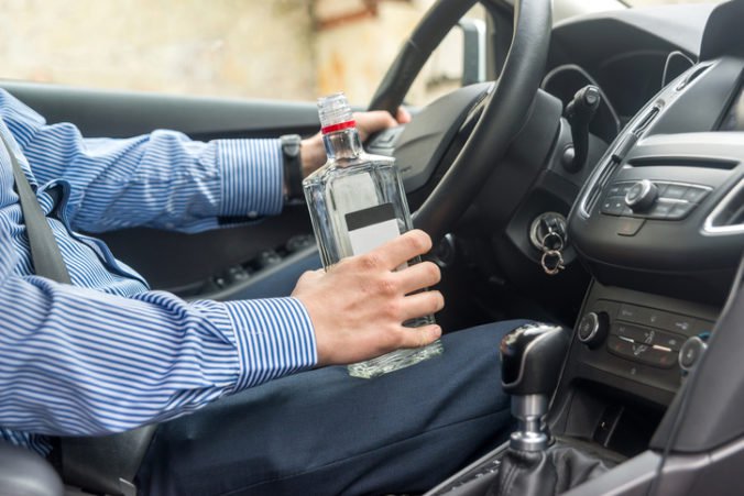 Nepoučiteľný vodič čelí obvineniam, za volant si sadol poriadne opitý a so zákazom jazdiť
