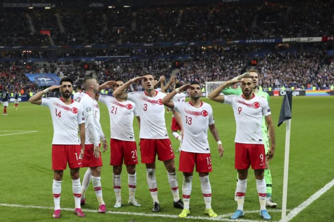 Tureckí futbalisti opäť vyvolali rozruch, po góle Francúzsku salutovali na pozdrav vojakom v Sýrii
