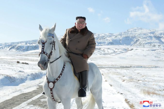 Foto: Kim Čong-un jazdil na koni po posvätnej hore, zrejme chystá dôležité rozhodnutie