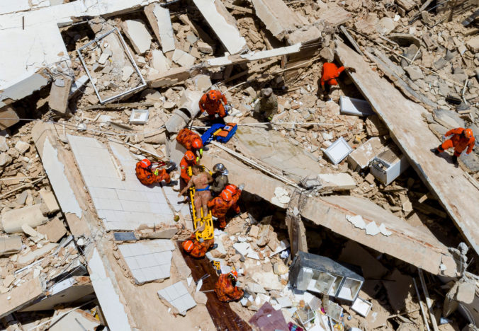 Video: Sedemposchodová budova v Brazília sa zrútila, záchranári z trosiek vytiahli niekoľko osôb