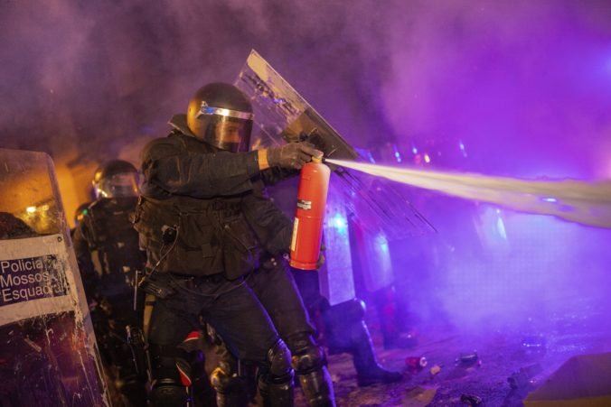 Video: Španielsko sa spamätáva po násilných protestoch v Katalánsku, štrajk začali aj študenti