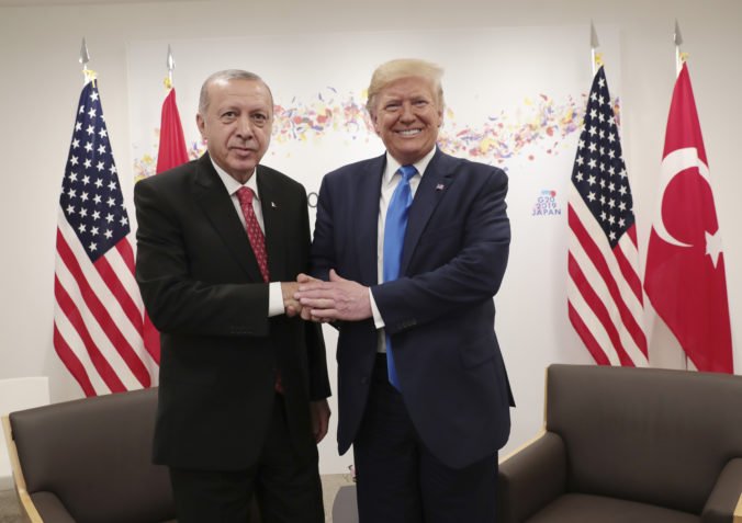 Erdogan hodil list od prezidenta Trumpa do koša