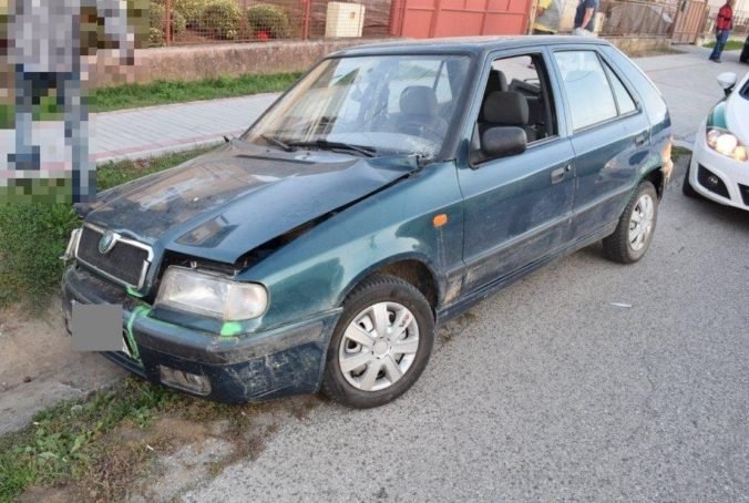 Foto: Opitý šofér bez vodičáku skončil v cele, vrazil do zaparkovanej Octavie