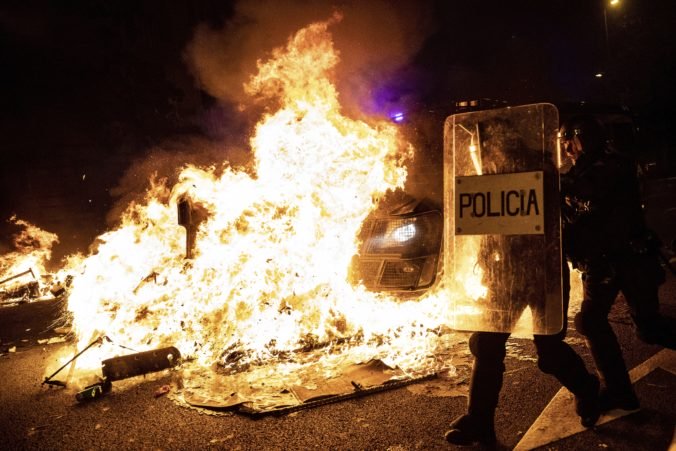 Video: Desaťtisíce demonštrantov vyšli do ulíc Barcelony, stavali barikády a podpaľovali autá