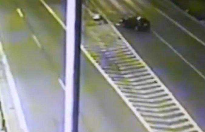 Video: Poriadne opitý vodič havaroval na D2, mladík vrazil do stredových zvodidiel