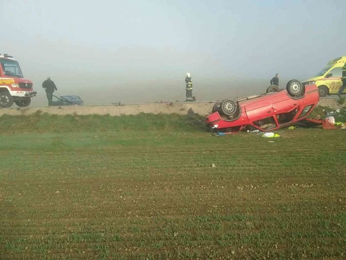 Foto: Cestu v Hniezdnom museli uzavrieť, pri nehode zasahovali hasiči aj leteckí záchranári