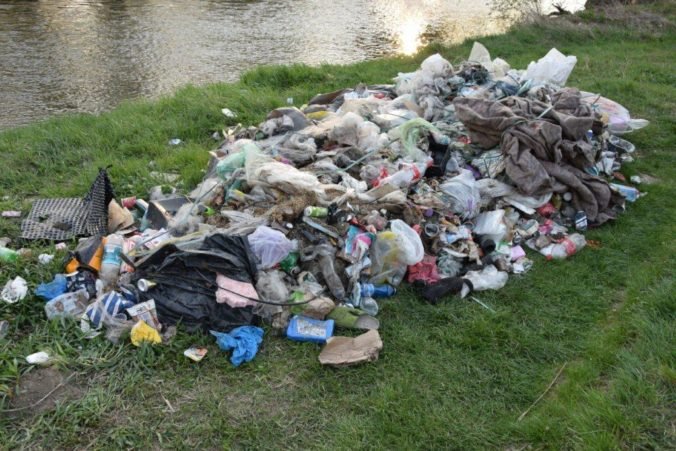 Foto: Jánovi hrozí dvojročné väzenie, pri Váhu vyhodil viac ako päť ton odpadu