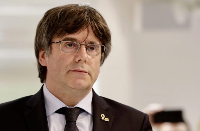 Puigdemont sa vzdal úradom, Španielsko vydalo na katalánskeho exprezidenta zatykač