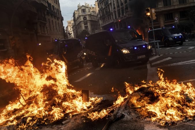 Video: V Barcelone pokračujú protesty Kataláncov, došlo aj k zrážkam s políciou