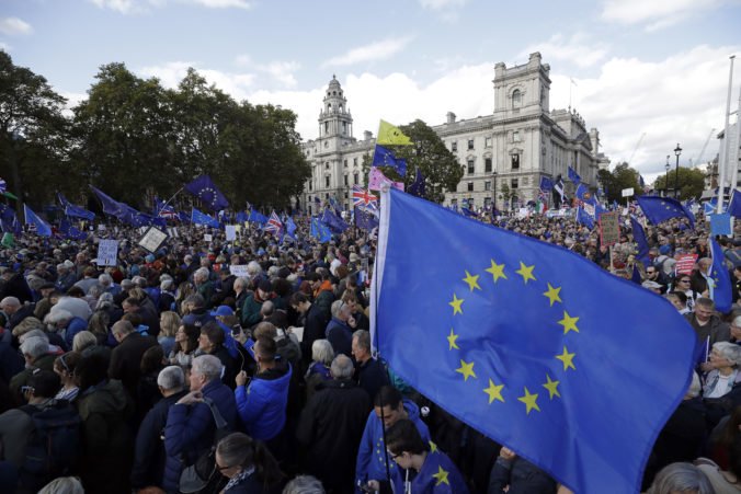 Centrum Londýna zaplnili desaťtisíce demonštrantov protestujúcich proti brexitu