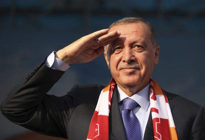 Erdogan hrozí kurdským bojovníkom, že im „rozdrví hlavy“, ak sa nestiahnu z pohraničia