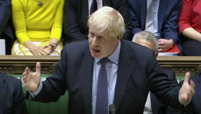 Boris Johnson oficiálne požiadal o odklad brexitu, vyjadril však aj nesúhlas s týmto krokom