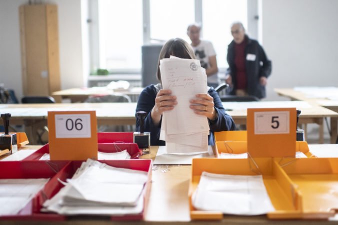 Švajčiari si volia nový parlament, väčšina odovzdá hlas elektronicky