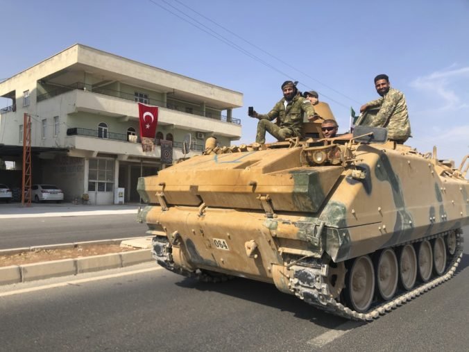 Sýrski Kurdi sa stiahnu z pohraničnej oblasti s Tureckom, Erdogan im hrozil rozdrvením hláv