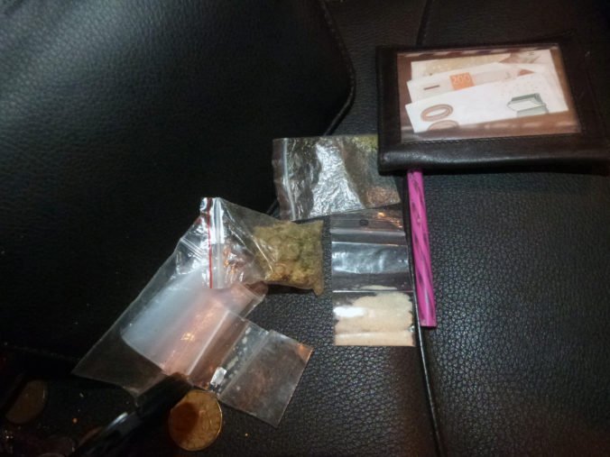 Colníci si posvietili na prepravovaný tovar, služobný pes v aute našiel aj marihuanu a pervitín