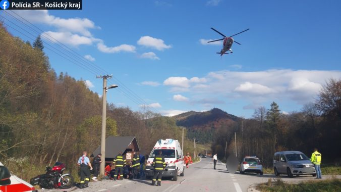 Foto: Mladík na BMW zrazil muža ležiaceho na ceste, o život prišiel aj motorkár na Kawasaki