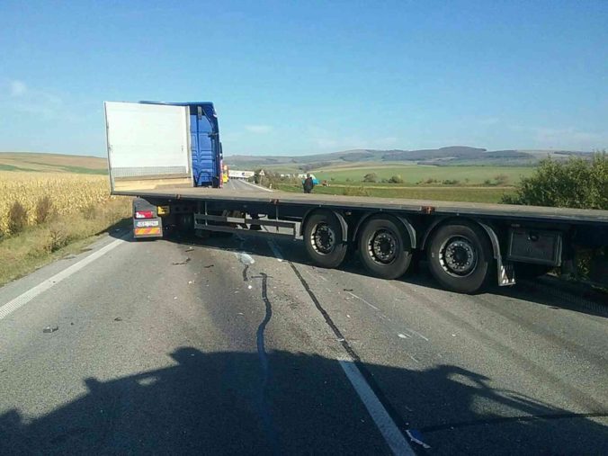 Foto: V obci Rovensko sa zrazil kamión s autom, cestu museli uzavrieť