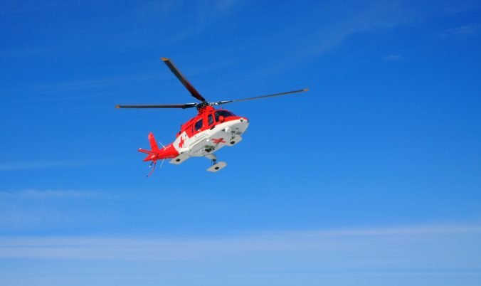 Pri zrážke dodávky s električkou v Tatrách sa zranilo niekoľko ľudí, zasahoval aj vrtuľník