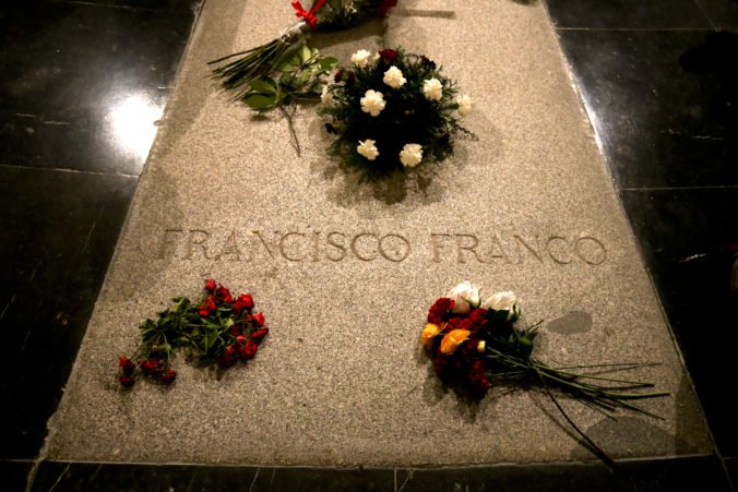Španielska vláda exhumuje ostatky diktátora Franca a prevezie ich helikoptérou do iného hrobu