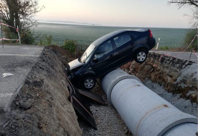 Foto: Cez vykopaný kráter sa vodičovi Chevroletu preletieť nepodarilo a zostal zapichnutý v jame