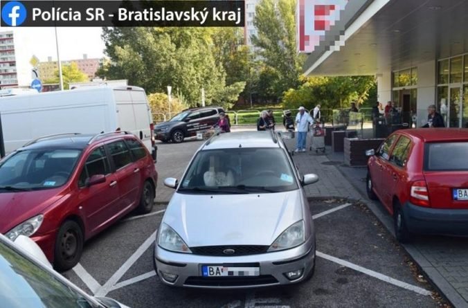 Foto: Chceli v Petržalke pohodlne parkovať, zneužili preukazy ZŤP
