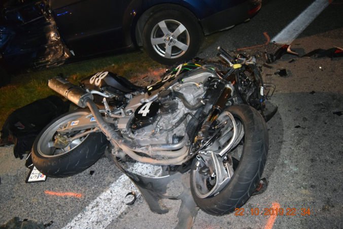 Foto: Neosvetlený motocyklista prešiel do protismeru a neprežil zrážku s autom