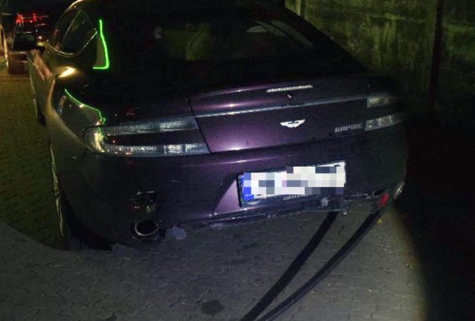 Foto: Vodič Passatu vrazil do luxusného Aston Martin Rapide, škody vyčíslili na 11-tisíc eur