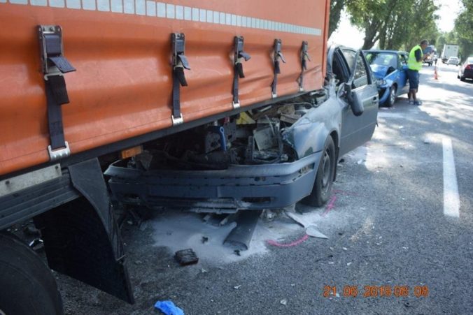 Foto: Polícia hľadá svedkov tragickej nehody, do nákladného auto zozadu narazila škodovka