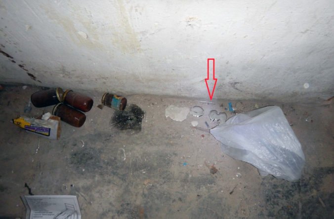 Foto: V bytovke v Novej Dubnici našli rozliatu ortuť, skladovali ju v sklenenej fľaši