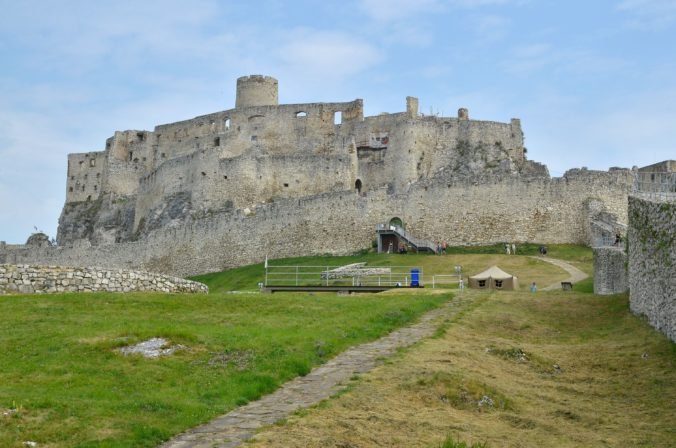 Niektoré časti Spišského hradu sa môžu zrútiť, štát dá na opravu milióny eur