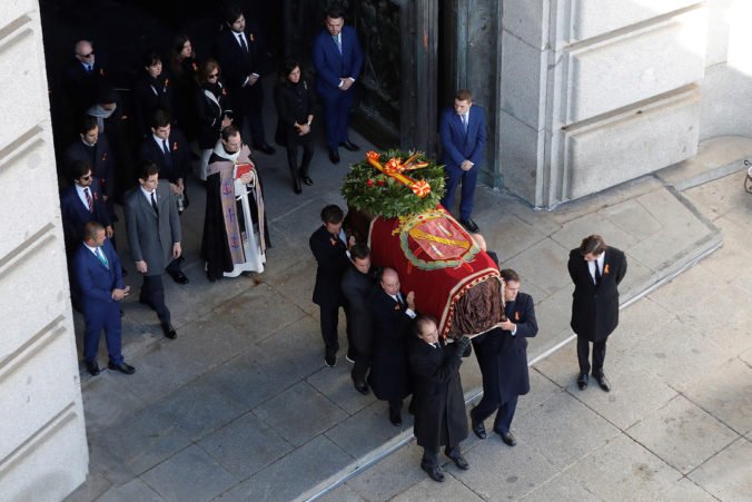 Video: Španielska vláda exhumuje pozostatky Franca, do baziliky prišla aj diktátorova rodina