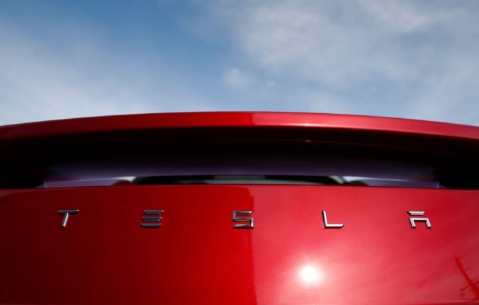 Zisk automobilky Tesla klesol o 50 percent, ale prekonal očakávania analytikov