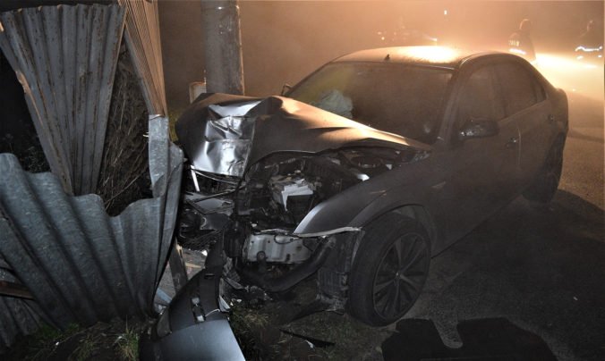 Foto: Opitý vodič Fordu zišiel z cesty a vrazil do stĺpa, spolujazdec je vážne zranený
