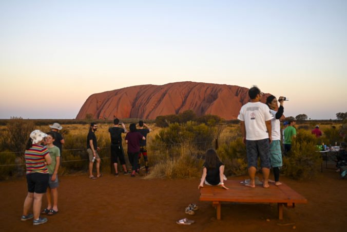 Video: Na Uluru prišli naposledy vystúpiť stovky ľudí, turistov už na známe miesto nepustia