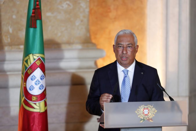Nová portugalská vláda zložila prísahu, socialistom chýba na získanie väčšiny desať kresiel