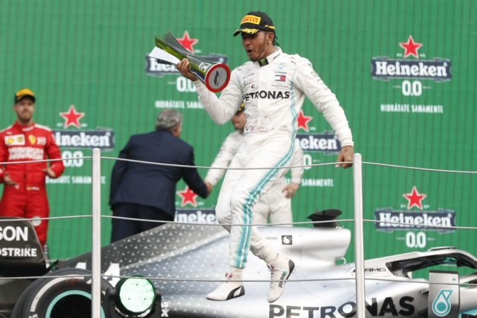 Video: Hamilton vyhral Veľkú cenu Mexika aj napriek kolízii s Verstappenom