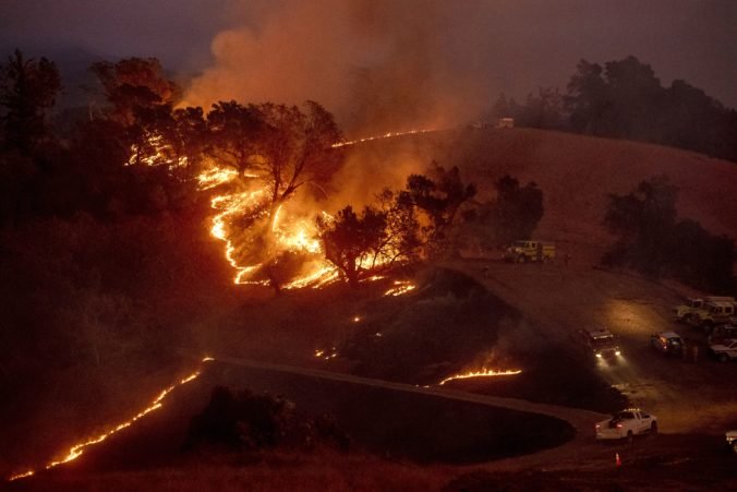 Video: Kaliforniu ničia požiare, hasenie môže skomplikovať silný vietor