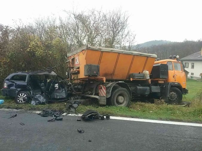 Foto: Vodič Škody Octavia neprežil zrážku s nákladiakom, cestu museli uzavrieť