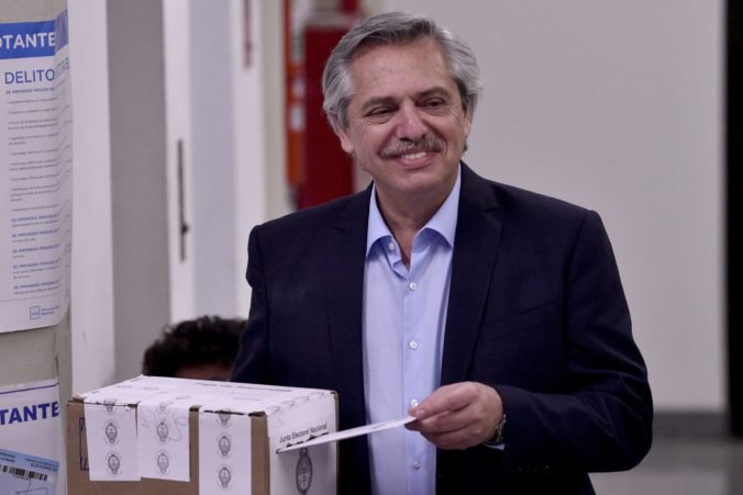 Macri priznal porážku, novým argentínskym prezidentom bude Fernández