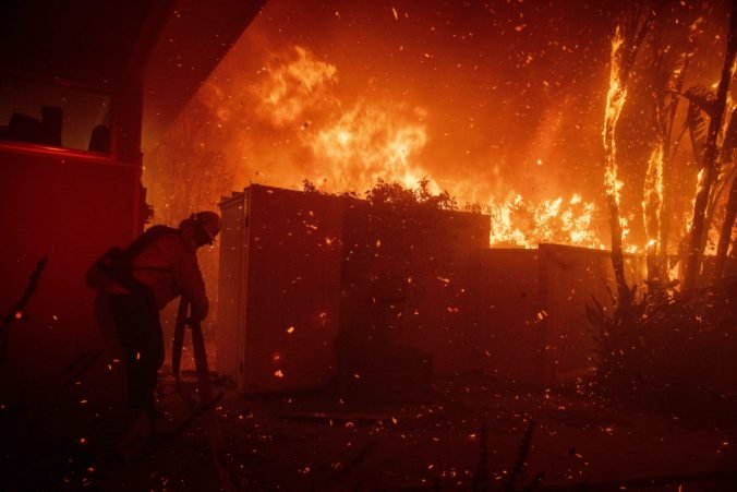 Pre ničivé požiare nariadili v Los Angeles evakuáciu desiatok tisícov ľudí
