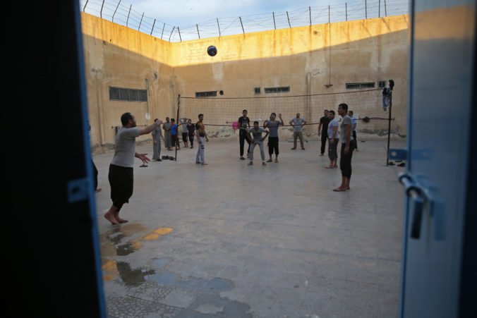 Väznice a tábory pre príslušníkov IS zvyšujú ostrahu, Kurdi sa boja odvety