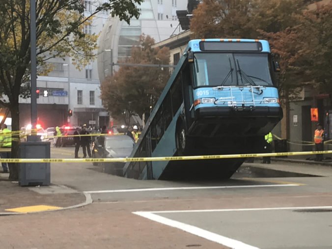 Video: Pod autobusom v Pittsburghu sa prepadla cesta, predná časť vozidla zostala vo vzduchu