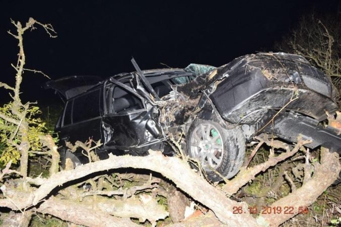 Foto: Mladý vodič vletel do priekopy a narazil do stromu, v aute viezol štyri tínedžerky