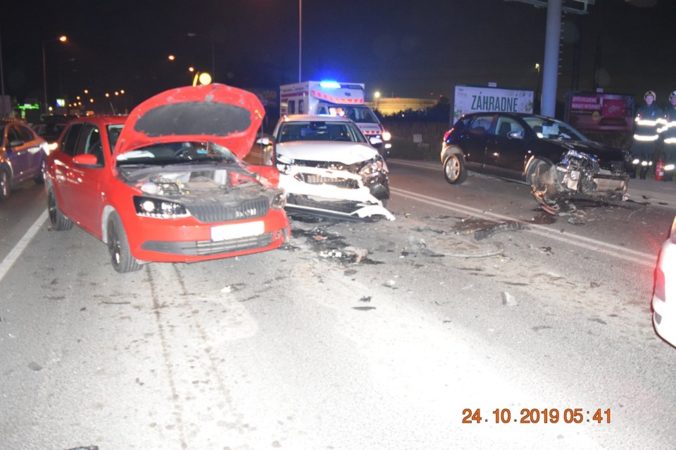 Foto: Polícia hľadá svedkov nehody, na bratislavskej križovatke sa zrazili štyri autá
