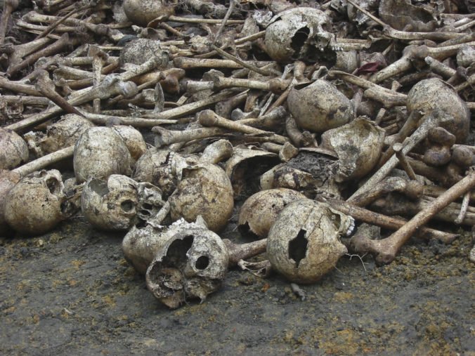 Pri pokojnom meste našli tajný masový hrob, niektoré kostry mali na sebe ešte oblečenie