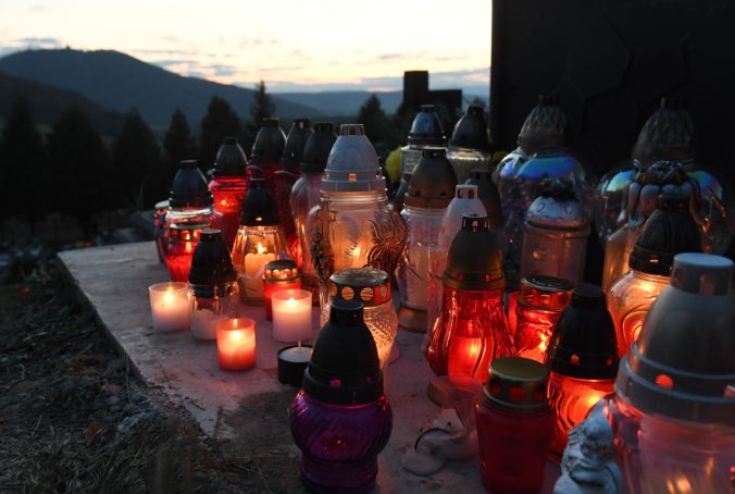 Veriaci si 2. novembra pripomínajú Pamiatku zosnulých, sviece na cintorínoch symbolizujú Krista