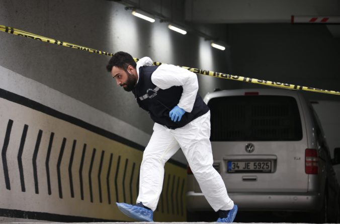 Šofér autobusu nabúral v Istanbule do zastávky, na ľudí zaútočil aj nožom