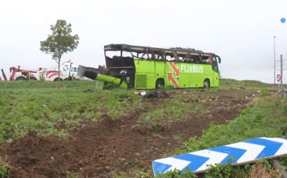 Video: Autobus spoločnosti FlixBus dostal pri Amiense šmyk a prevrátil sa